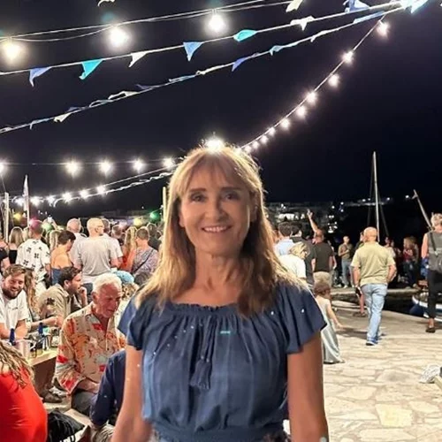 Η Μάρα Ζαχαρέα με υπέροχο φθινοπωρινό φόρεμα σε παραδοσιακή γιορτή της Πάρου