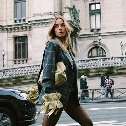 Δούκισσα Νομικού | Στους δρόμους του Παρισιού με καρό σακάκι και hotpants