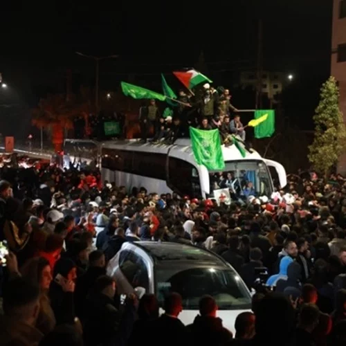 Το Ισραήλ απελευθέρωσε 90 Παλαιστίνιους μετά την επιστροφή 3 ομήρων