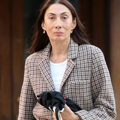 Πώς φορούν τα τζιν τους αυτή την εποχή οι πιο κομψές 50άρες