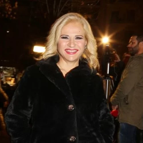 H Μπέσσυ Μάλφα "έβγαλε" το style icon από μέσα της | To statement πανωφόρι που συζητήθηκε