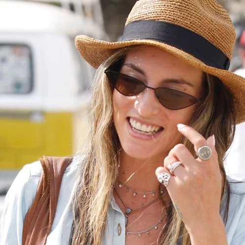 Αθηνά Οικονομάκου | Σου υπενθυμίζει ποιο αξεσουάρ δεν πρέπει να λείπει από τη τσάντα παραλίας σου