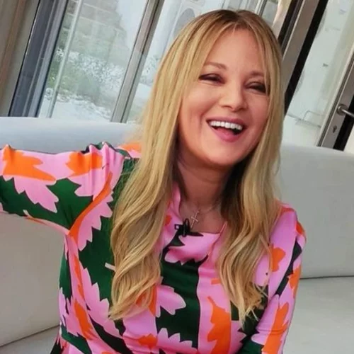 Νάνσυ Ζαμπέτογλου | Ο μοντέρνος τρόπος που φόρεσε μία σατινέ φούστα σε πρωινή έξοδο