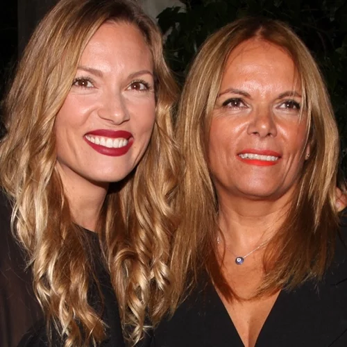 Αλεξάνδρα Καγιά | Η μητέρα της Βίκυς Καγιά με το νεανικό κούρεμα που κρύβει χρόνια από το πρόσωπο