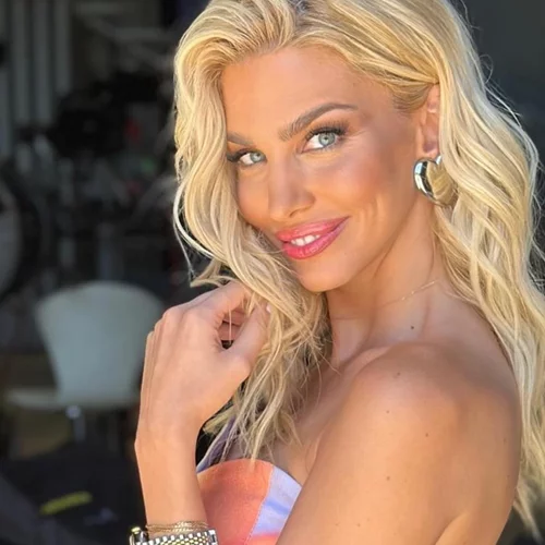 Η Βάλια Χατζηθεοδώρου με το απόλυτο classic–chic μανικιούρ σε almond shape