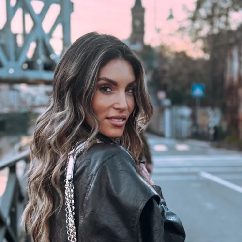 "Σαν σε παραμύθι" το σαλόνι της Αθηνάς Οικονομάκου | Η τρυφερή προσθήκη στο στολισμένο δέντρο που πρέπει να κάνεις, αν έχεις παιδιά