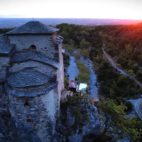 Μια μελωδία στην άκρη του γκρεμού – Στον Όλυμπο το "ιπτάμενο" πιάνο της Έλενας Ξυδιά