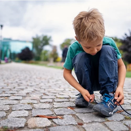 Προσπαθείς να μάθεις στο παιδί σου πώς να δένει τα κορδόνια του; Η παιδίατρος σου δίνει τη λύση