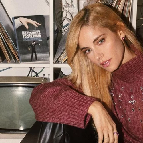 Ο μοντέρνος τρόπος που επέλεξε η Δούκισσα Νομικού να συνδυάσει ένα cozy πουλόβερ