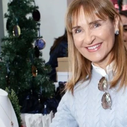 Μάρα Ζαχαρέα| Χαμογελαστή σε χριστουγεννιάτικο bazaar- Τα λευκά loafers της