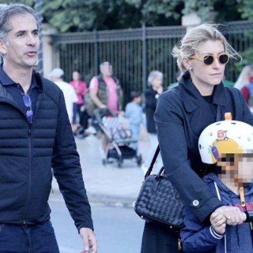 Η Σία Κοσιώνη παίζει με τον 7χρονο γιο της, Δήμο Μπακογιάννη στον λόφο του Φιλοπάππου