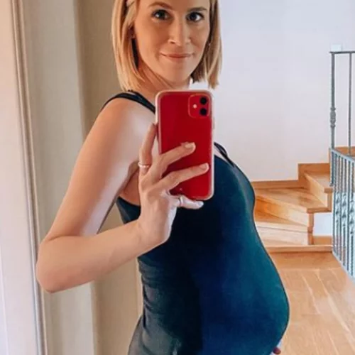 Νάντια Μπουλέ | Το απίστευτο σώμα της με στενό φόρεμα στον όγδοο μήνα της εγκυμοσύνης