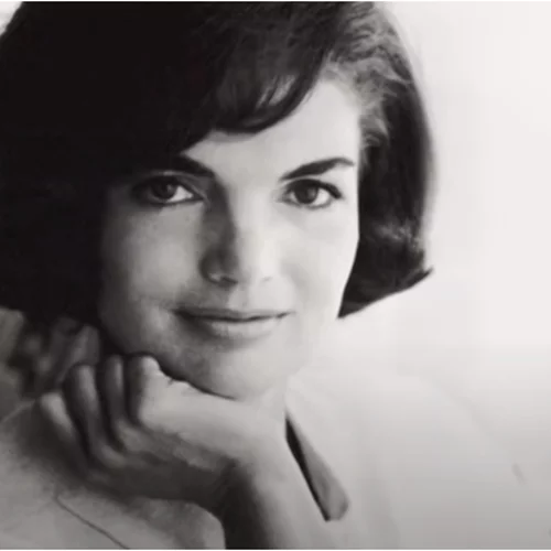 Τζάκι Κένεντι | Με τον μικρότερο γιό της Τζον Κένεντι Τζούνιορ ψωνίζει αρχαιοελληνικά σανδάλια σε τοπικό κατάστημα