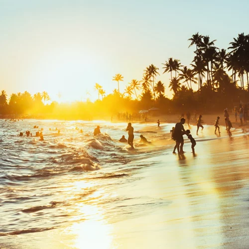 Για μπάνιο στην Αττική χωρίς αυτοκίνητο | 5 παραλίες που έχεις εύκολη πρόσβαση με τα μέσα μεταφοράς