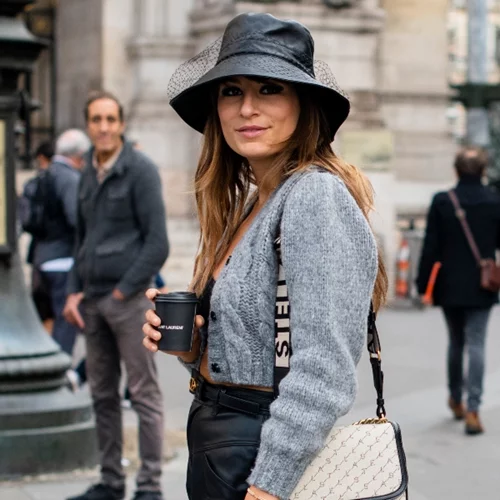 Θέλεις να φορέσεις την πλεκτή ζακέτα σου όπως όλες οι fashionistas; | Αυτός είναι ο τρόπος