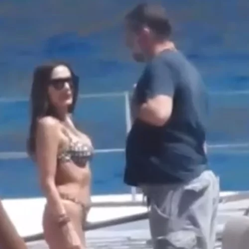 Δέσποινα Βανδή και Βασίλης Μπισμπίκης σε θαλαμηγό στη Μύκονο