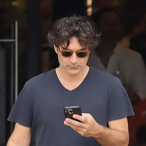 Χριστόφορος Παπακαλιάτης  | Με αθλητικό look για αγορές στα καταστήματα