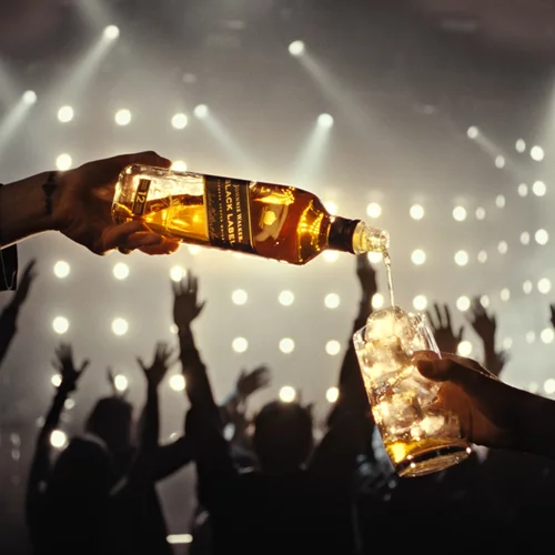 Τα Johnnie Walker Highballs συνοδεύουν τις νύχτες μας…  από το τώρα στο τώρα και από το μαζί στο μαζί!