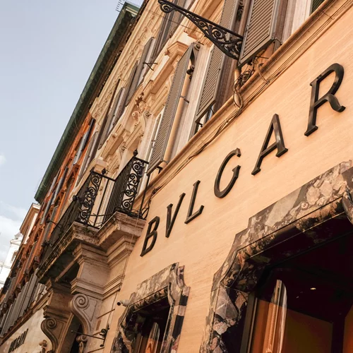 Από ανακυκλωμένα μπουκάλια σαμπάνιας η πρόσοψη του Bulgari Shanghai