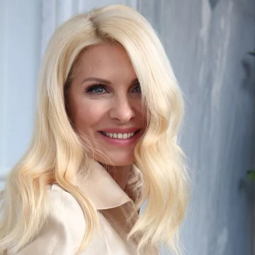 Η Ελένη Μενεγάκη στο στολισμένο σπίτι της στα Μελίσσια & η παρουσία των τεσσάρων παιδιών της