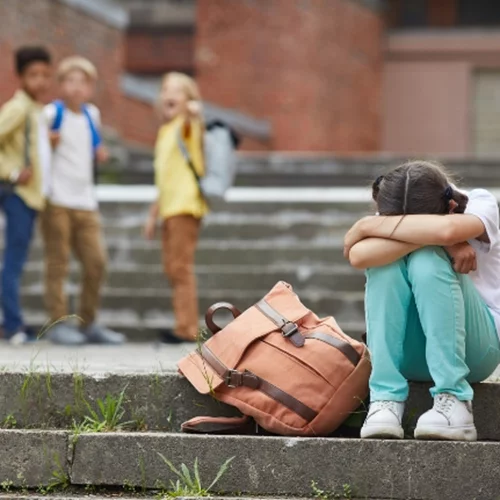 "Το παιδί είναι σε σοκ": 7χρονη βρέθηκε δεμένη στις τουαλέτες του σχολείου – Οι δηλώσεις του πατέρα της μετά την καταγγελία"