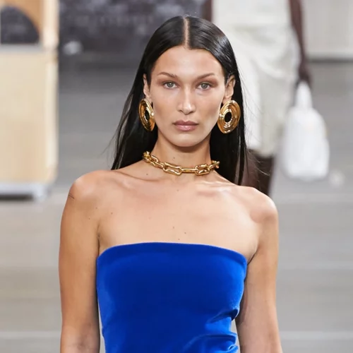 Το viral μίνι φόρεμα από τη Bershka που έχει την έγκριση της Bella Hadid