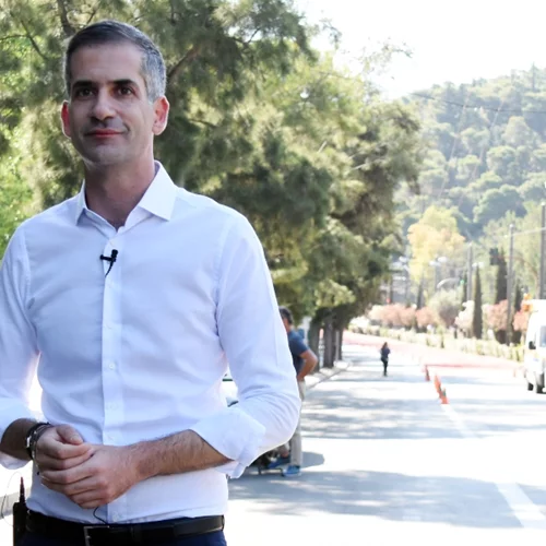 Νονός ο Κώστας Μπακογιάννης σε βάφτιση στα Χανιά [εικόνες]