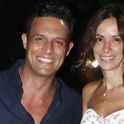 Η Αρετή Θεοχαρίδη σού δείχνει πώς να φορέσεις ένα maxi floral φόρεμα σε βραδινή έξοδο