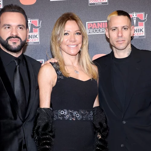 Με μαύρη ολόσωμη φόρμα | Η Μαριάννα Λάτση σε μία εμφάνιση υπερπαραγωγή στο πλευρό του γιου της, Πάρη Κασιδόκωστα