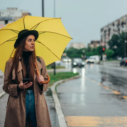 Διχασμένος ο καιρός σήμερα | Βροχές στη μισή χώρα, ηλιοφάνεια στην υπόλοιπη - Έρχεται σκόνη το Σαββατοκύριακο