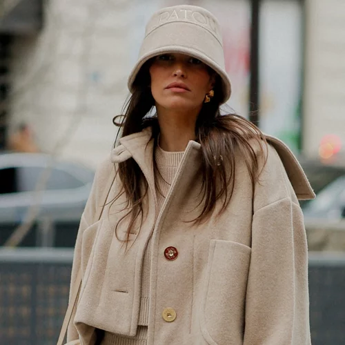 Οι δημιουργικοί τρόποι για να κάνεις styling σε ένα ζευγάρι μπορντό μπότες