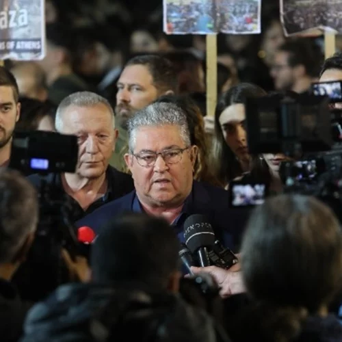 Ολονύχτια διαμαρτυρία στα Προπύλαια - Δ. Κουτσούμπας: Λευτεριά στην Παλαιστίνη