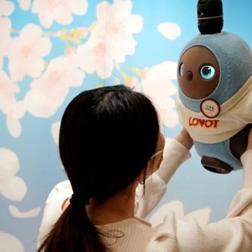 Το ιαπωνικό ρομπότ συντροφιάς LOVOT ξετρελαίνει μικρούς και μεγάλους