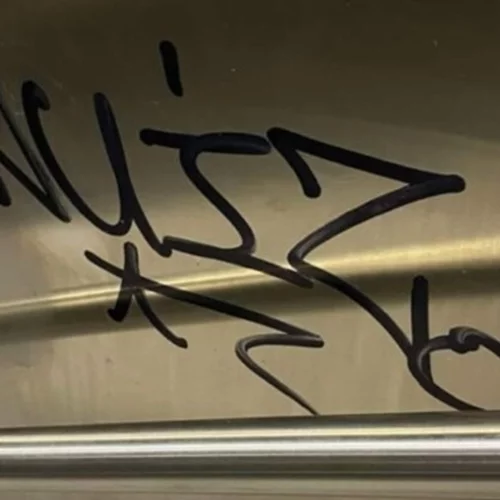 Η πρώτη μουτζούρα στο Μετρό Θεσσαλονίκης | Εγραψαν συνθήματα στον σταθμό Βούλγαρη μία μέρα πριν τα εγκαίνια