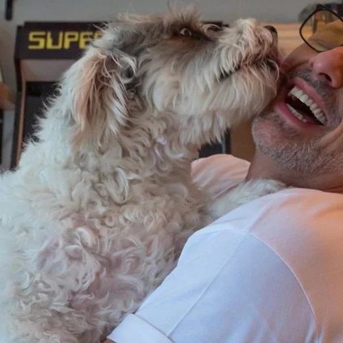 Ο Νίκος Μουτσινάς μας δείχνει το σπίτι του | Φουλ χρώμα και πολλά βιβλία