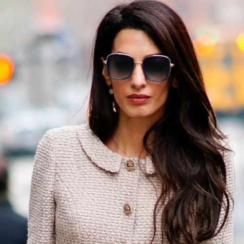Η Amal Clooney υιοθέτησε το χρώμα μαλλιών που "κρύβει" χρόνια από το πρόσωπο