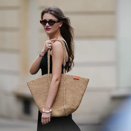 Οι ψάθινες τσάντες που μπορείς να κρατήσεις από τώρα