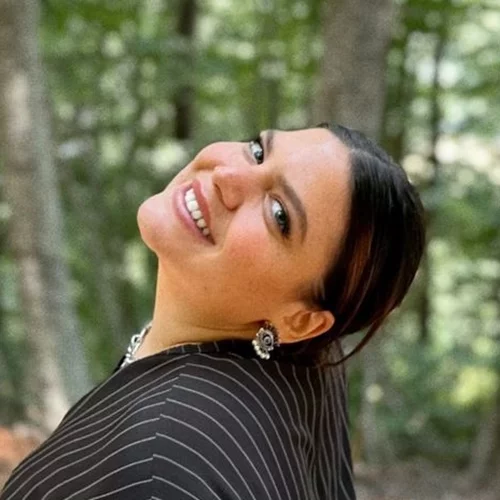 Δανάη Μπάρκα | Με το διάφανο παντελόνι και πουκάμισο που είναι ιδανικά για ένα εναλλακτικό glamorous look Χριστουγέννων