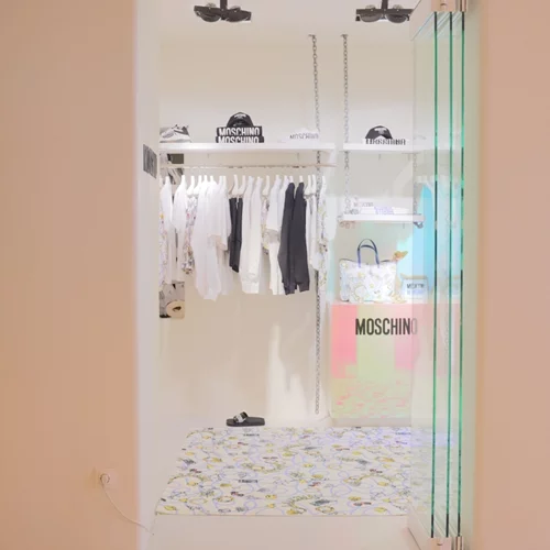 Η Moschino προσγειώνεται στη Μύκονο