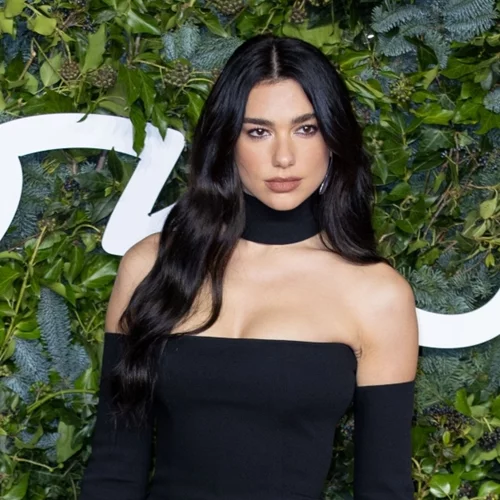 Μπορείς να φορέσεις το τοπ του μπικίνι εκτός παραλίας; Η Dua Lipa το έκανε πολλές φορές