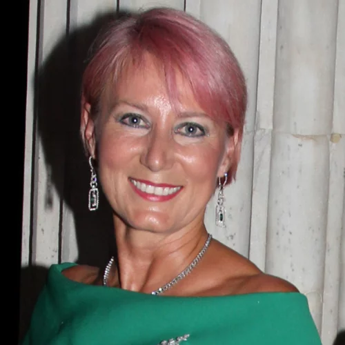 Νατάσα Παζαΐτη | Η σπάνια εξομολόγηση για τη γυναίκα που θαυμάζει "για τη δύναμή της, για το ανάστημα, για τη φωνή της"