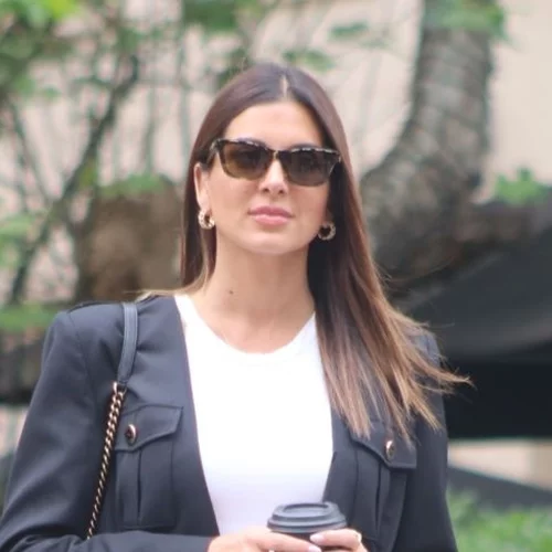 Σταματίνα Τσιμτσιλή | Δείπνο με τις φίλες της - Με κομψό μαύρο φόρεμα