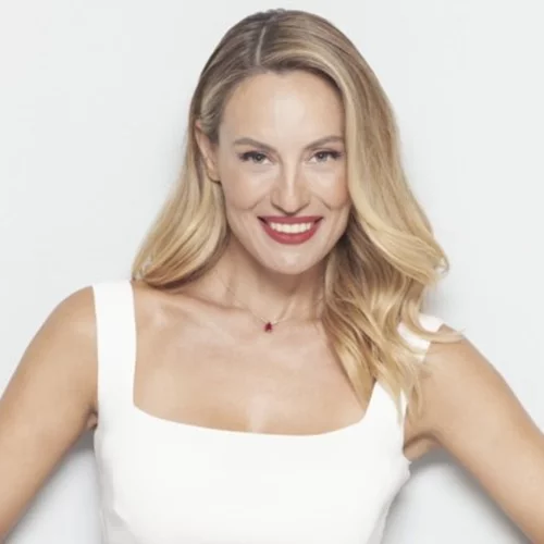 Η Ελεονώρα Μελέτη για shopping | Πώς συνδύασε το λευκό πουκάμισο με sneakers