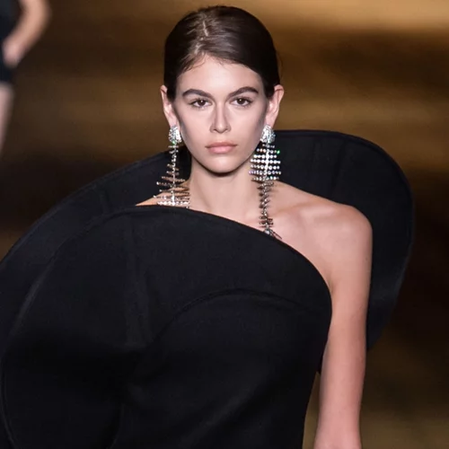 Αυτό είναι το μαύρο φόρεμα που θα φορέσεις περισσότερο στις φετινές γιορτές