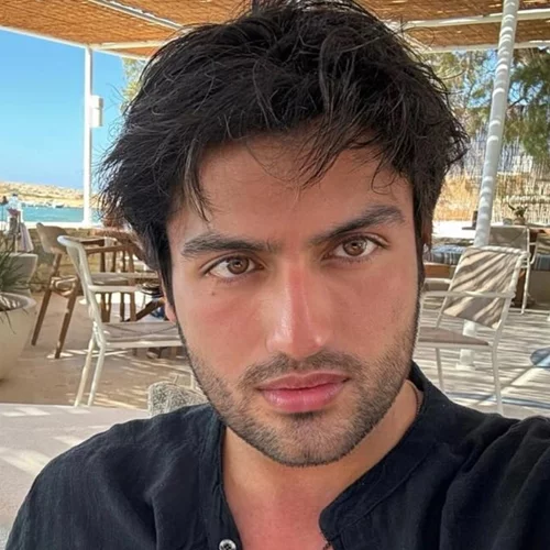 Ο Δημήτρης Σχοινάς στην κουζίνα του σπιτιού του | Δείχνει μία εύκολη σάλτσα για μακαρόνια - Το viral βίντεο στο TikTok