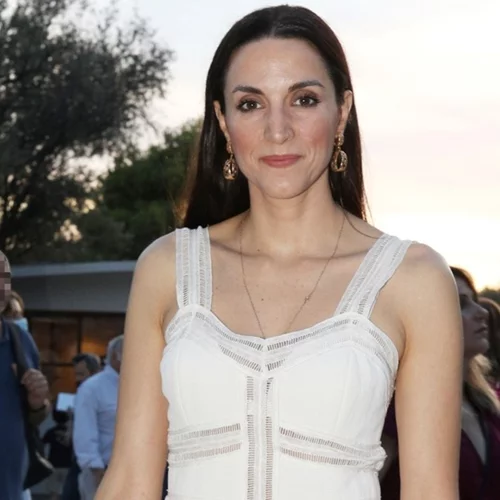 H Κατερίνα Ευαγγελάτου φόρεσε το λευκό φόρεμα που κολακεύει κάθε γυναίκα