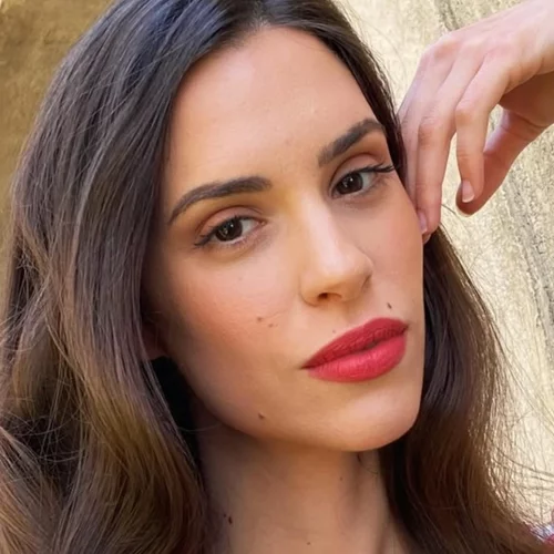 Ιζαμπέλλα Φούλοπ | Έτσι είναι φυσική και αμακιγιάριστη η κούκλα πρωταγωνίστρια του "Porto Leone"