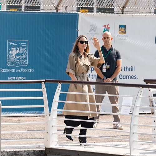 Η Angelina Jolie στο Φεστιβάλ Βενετίας με την κοντομάνικη καμπαρντίνα για την οποία μιλούν όλοι