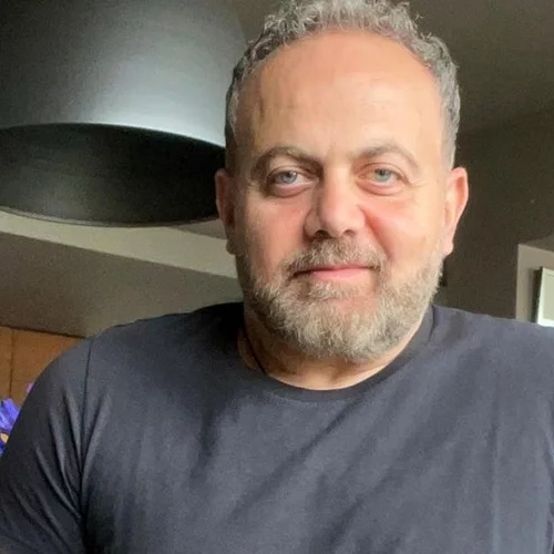 Ο Μιχάλης Κεφαλογιάννης έχει το πιο στιλάτο σπίτι με φρέσκα λουλούδια πάντα και παντού