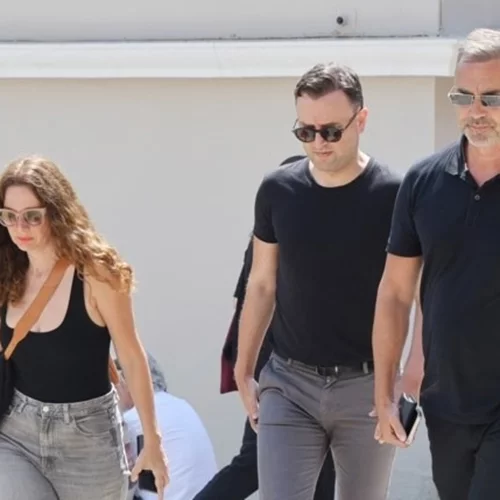 Κηδεία Γεράσιμου Μιχελή: Συγκίνηση στο τελευταίο αντίο στον ηθοποιό - Ολη η παρέα του "Παρά 5" εκεί